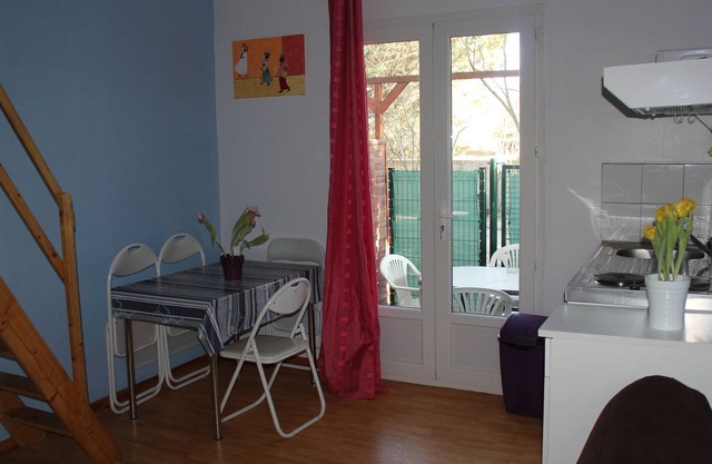 Studio 4 pers ground floor, large garden terrace close to the sea and shops
