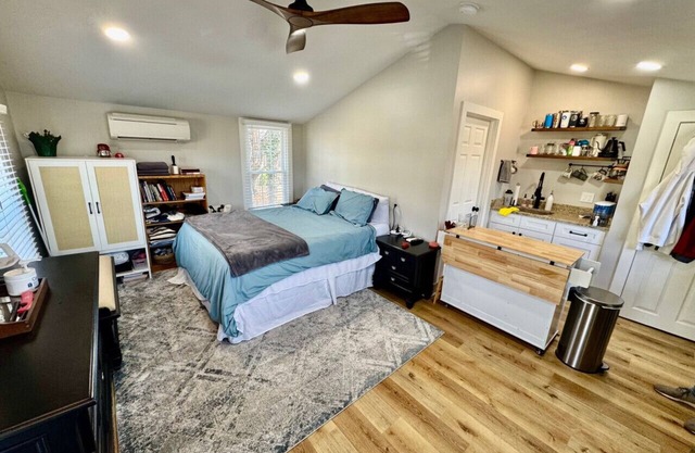 Studio Apartment 2 Blocks from Market & Hospital