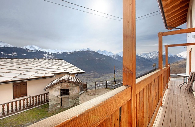 Studio Apartment 'Il Capriolo Aosta' with Mountain View, Shared Garden and Wi-Fi