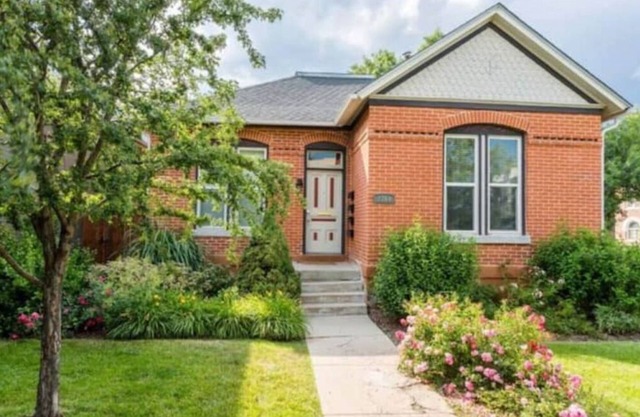 Studio apartment in 1886 schoolhouse, near RiNo