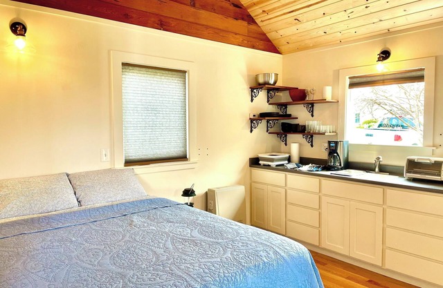 Studio Apartment in the Heart of Historic Mendocino Village, Monthly Rental