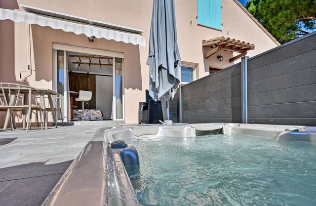 Studio Apartment "Jacuzzi Privatif, Piscine Chauffée" with Shared Heated Pool & Wi-Fi