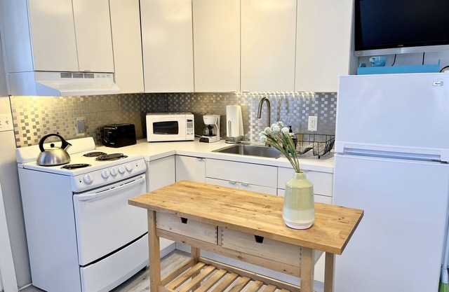 Studio Apartment- short distance to Shops and Beaches