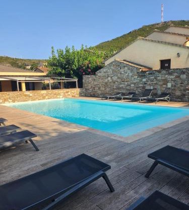 Studio avec piscine
