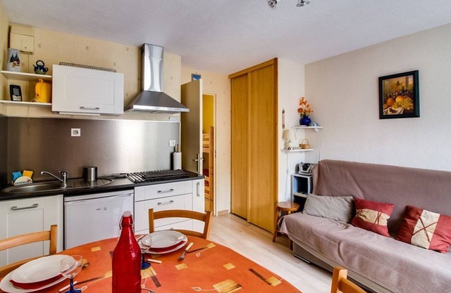 Studio cabin in Esquièze-Sère for 6 with balcony, mountain view and parking