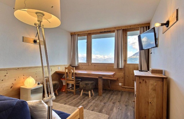 Studio cabine rénové avec balcon et TV - FR-1-455-93