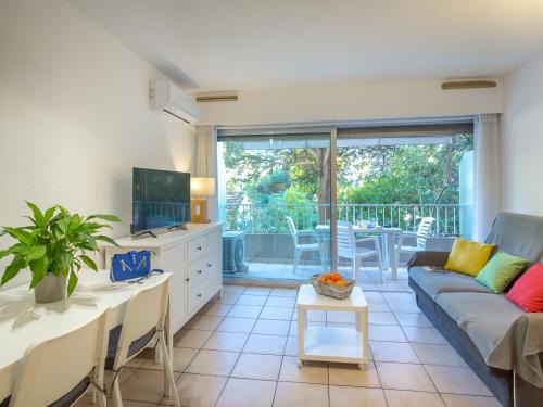 Studio Climatisé Proche Plage et Commerces avec Balcon, Parking, et WiFi à Saint-Raphaël - FR-1-466A-32