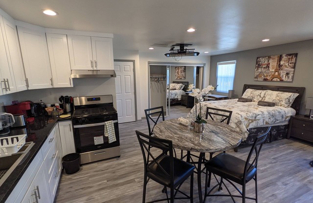 Studio close to Kaiser/Northridge/West Hills/Tarzana hsptls