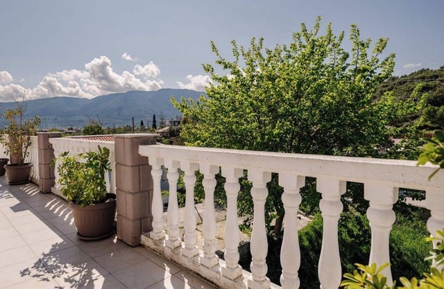 Studio 'Eleni's Top Floor' with Shared Pool, Wi-Fi and Air Conditioning