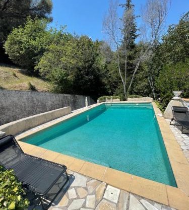 Studio en bas de villa avec piscine proche bord de mer