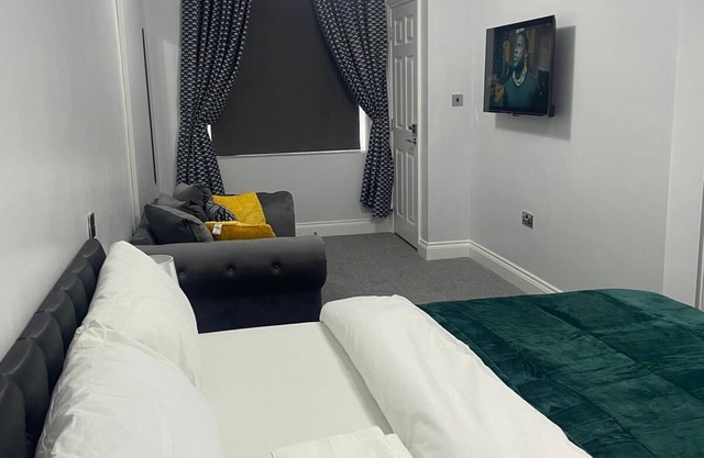 Studio flat in Romford, London with private entrance, kitchen and private toilet