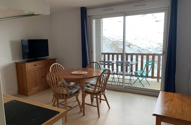 Studio for 4 with balcony 400m from slopes, free shuttle, ski-in/ski-out, Spassio included