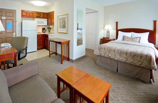 Studio | Free Breakfast Buffet. Outdoor Pool.