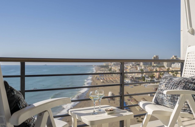 Studio in 1 line beach Carihuela CASTILL SANTA CLARA Wifi Swimming pool elevator