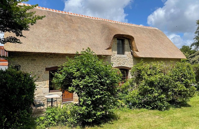 Studio in a beautiful thatched cottage, near Pointe de la Torche