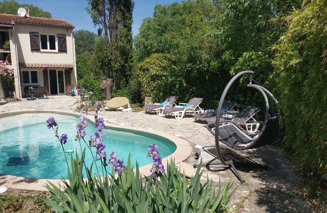 Studio in a green cocoon by the pool