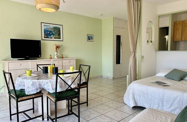 Studio in Le Lavandou, Terrace, Air Conditioning, Near Beach