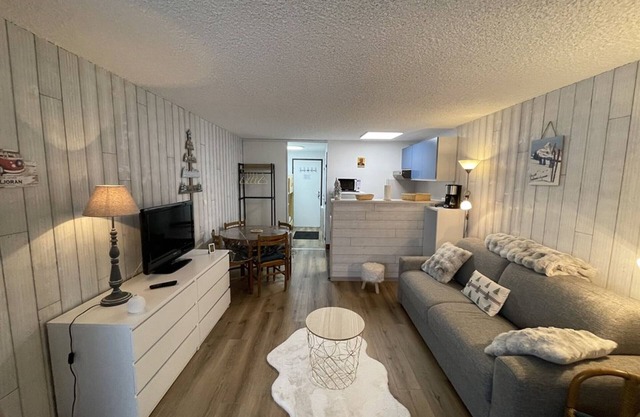 Studio in resort, at the foot of slopes, Southeast balcony