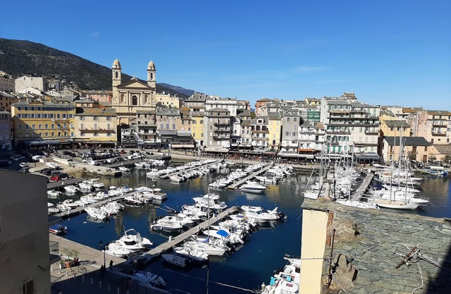 Studio located between the old port and the citadel. right in the town center.