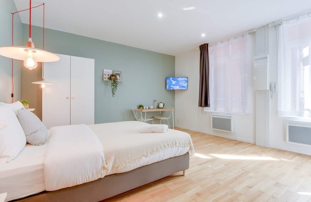 Studio near train station