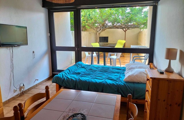 Studio on the ground floor with terrace located on the seafront in first line