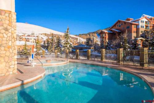 Studio Perfect Location 317 with Pool and Hot Tub