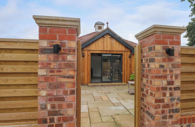 STUDIO, pet friendly, country holiday cottage in Christleton