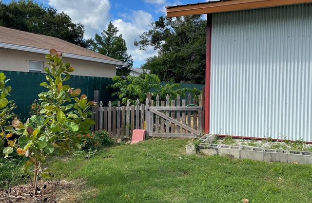 Studio, Private Entrance, fenced in quiet corner, pets ok, large Parking area