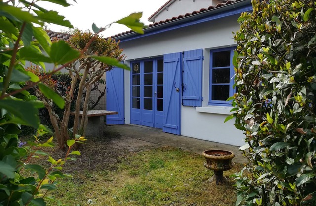 Studio * quiet with garden, near downtown and beach shuttle stop