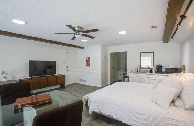 Studio w/Pool - 13 Mi to Downtown Dallas!