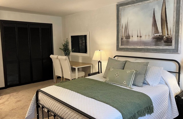 Studio w/pool & hot tub -only minutes to Triple Crown hiking trails