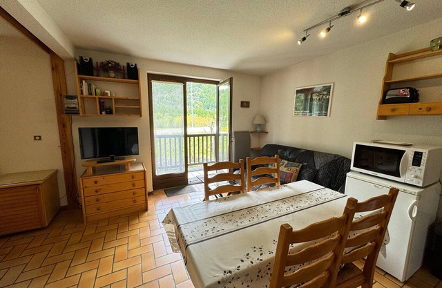 Studio with balcony for 4 pax, near slopes and shops