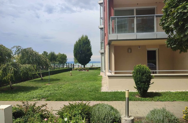 Studio with air conditioning and car park directly on the shore