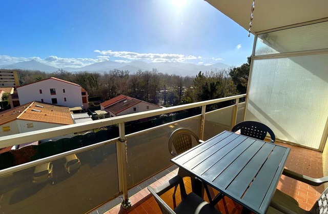 Studio with air conditioning, balcony, near the beach