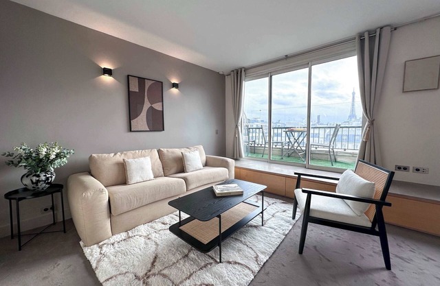 Studio with balcony & AC - Champs-Élysées view