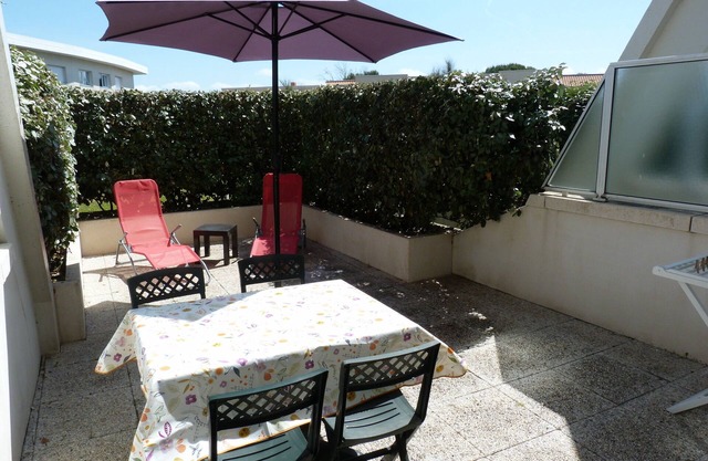 Studio with beautiful terrace, real bed, close to the ocean.