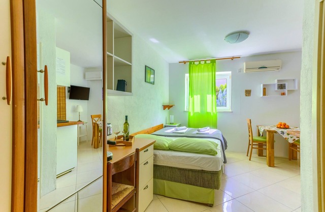 Studio with shared garden, 3 min walk to the beach
