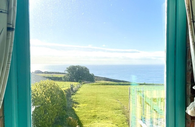 STUNNING 1 BEDROOM HOLIDAY HOME WITH SEA VIEWS AND PRIVATE OUTSIDE SPACE