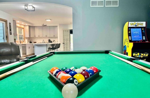 Stunning 12-person Home ~Game Room~Pet Friendly