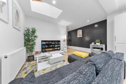 Stunning 2-Bed London House with Garden & Parking- 15 Mins to Central London-Sleeps 6-Save 20 Percent Weekly!