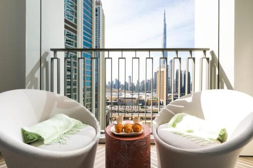 Stunning 2 Bedroom Apartment with Burj Views by Zen Stays - Walking Distance to Dubai Mall