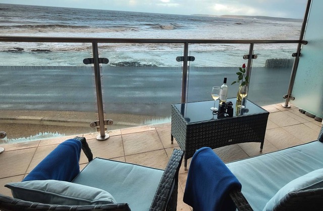 Stunning 2 bedroom apartment on the sea front