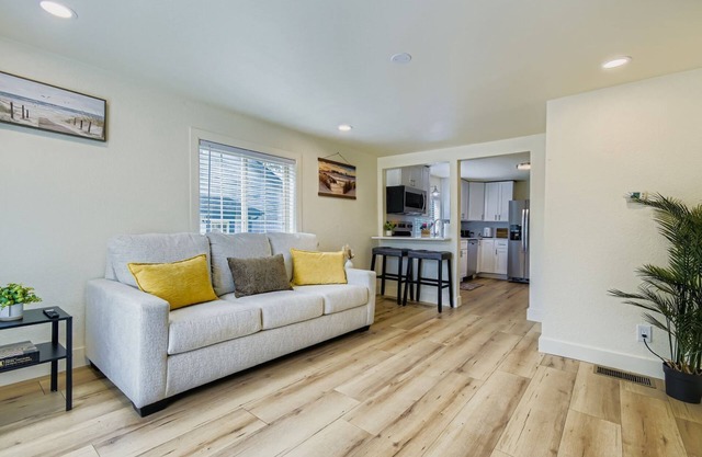 Stunning 2-bedroom house w/large yard. Brand new. central to Denver/Mtns/Boulder