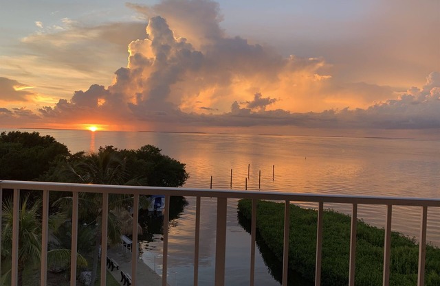 Stunning 2-Bedroom with a million-dollar Bay View!