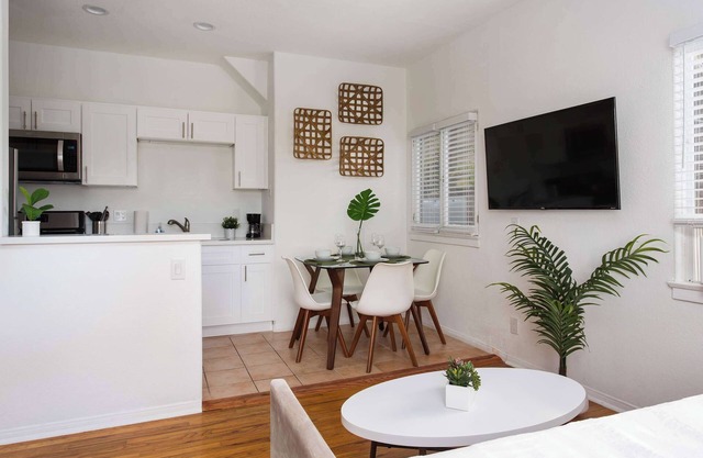 Stunning 2BR Apt | Central SD, Parking + WiFi