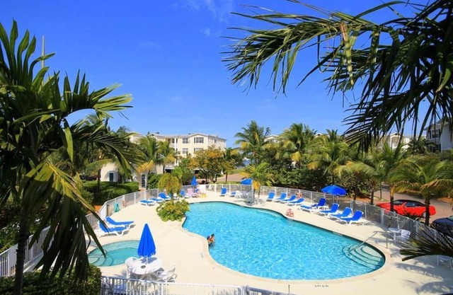 Stunning 3 Bedroom Condo with Oceanviews Located in Lower Matecumbe