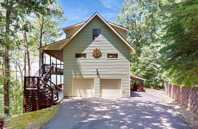 Stunning 3BR Home with Wifi, Unobstructed Views, and Private Hot Tub on 15 Acres