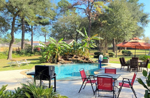 Stunning 4 Acre Retreat w/Hot Tub, Sauna, Disc Golf and Pool
