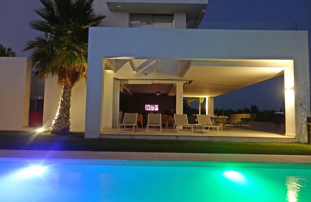 Stunning 4 bed Marbella villa, private (heated) pool, Air Con, WIFI nr beach