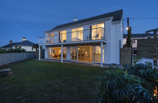 Stunning 4 Bedroom house in St Ives, sleeps 7, with views & parking.